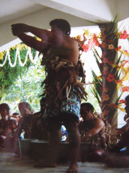 À Wallis-et-Futuna 1 p’tit coup de kava pour la route François et t’oublieras tes tracas, le 49/3, Taubira, pôle emploi… 