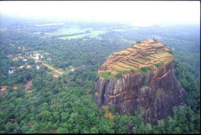 Les incroyables gardiens du rocher de Sigirîya… !