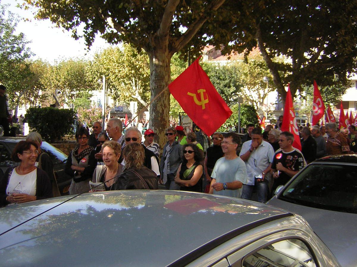 Adrien Hauck et son drapeau rouge dans une manif pour la défense de la retraite