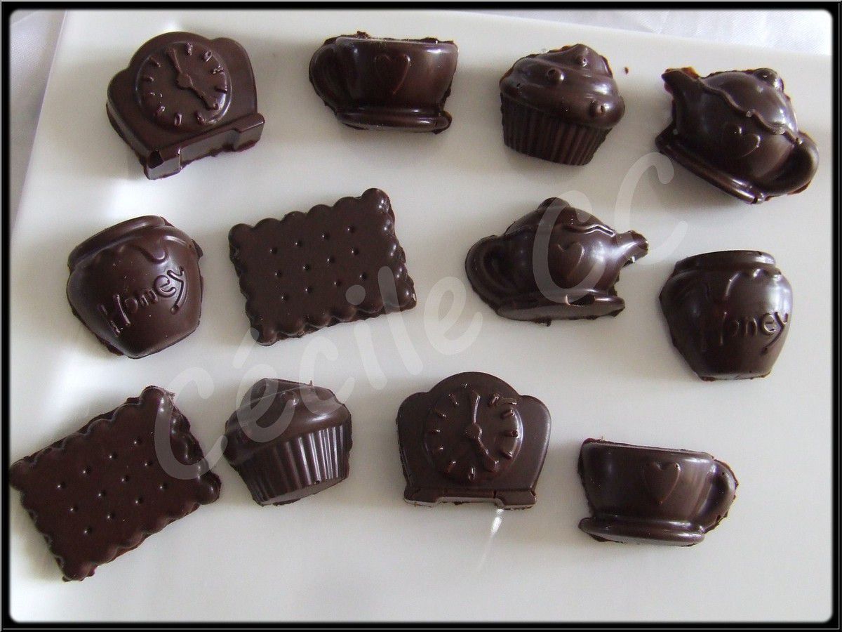 Chocolats noirs fourrés crème de menthe.