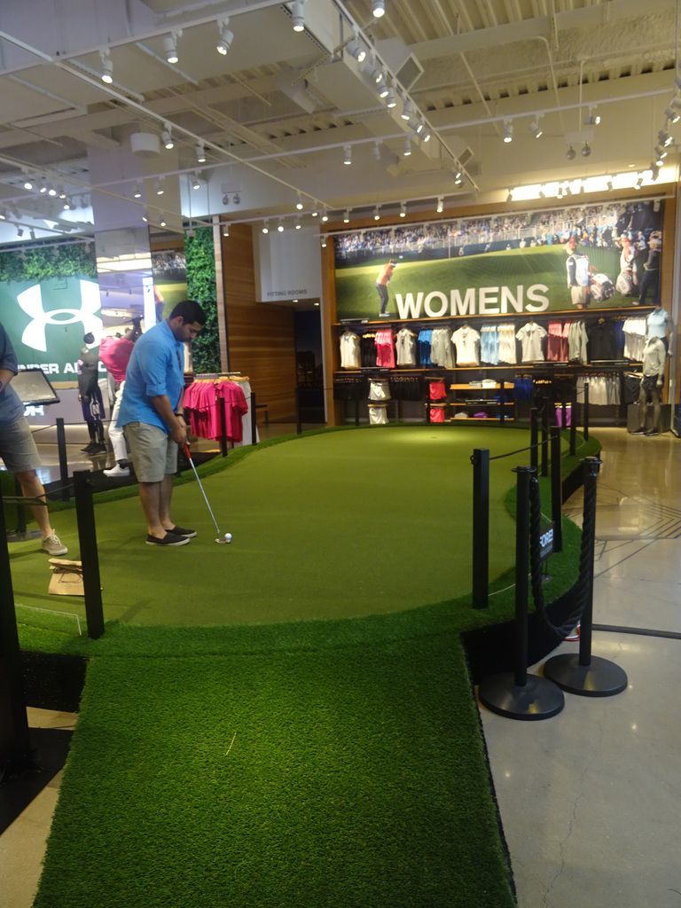 Un practice de golf intégré dans le magasin