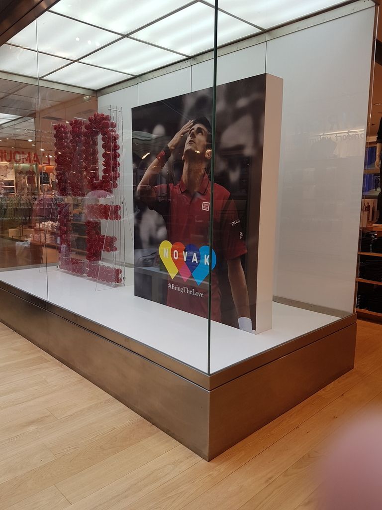 Il fallait y penser n°76 : Uniqlo valorise les victoires de Djokovic -  Retail-distribution by Frank Rosenthal