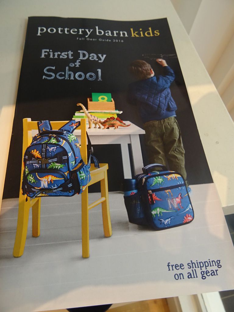 Le catalogue met en avant le premier jour d'école, simple et efficace