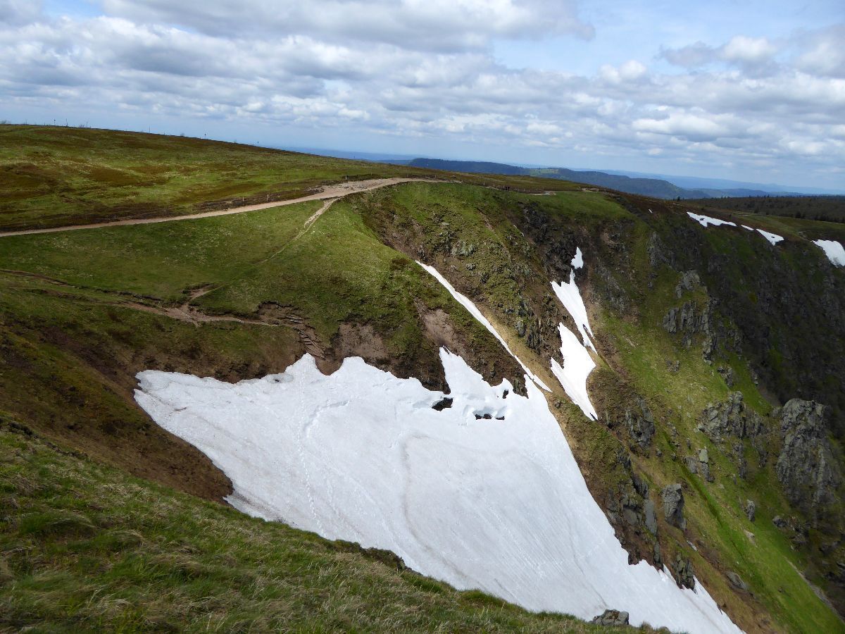 La descente du col du Falimont est bloquées par une énorme quantité de neige