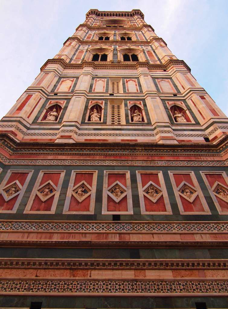 La campanile jouxtant le Duomo sur la Piazza del Duomo.