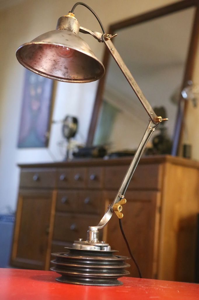 Création unique lampe articulée récup' en métal sur une poulie de machine  outil, esprit atelier et industriel - Lumiere de l'Atelier