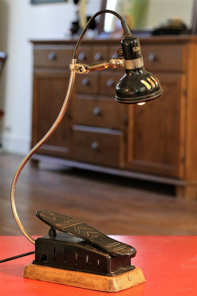 Création unique lampe récup détournement pédale et abat jour vintage en  bakélite de machine à coudre Singer, atelier de couture - Lumiere de  l'Atelier