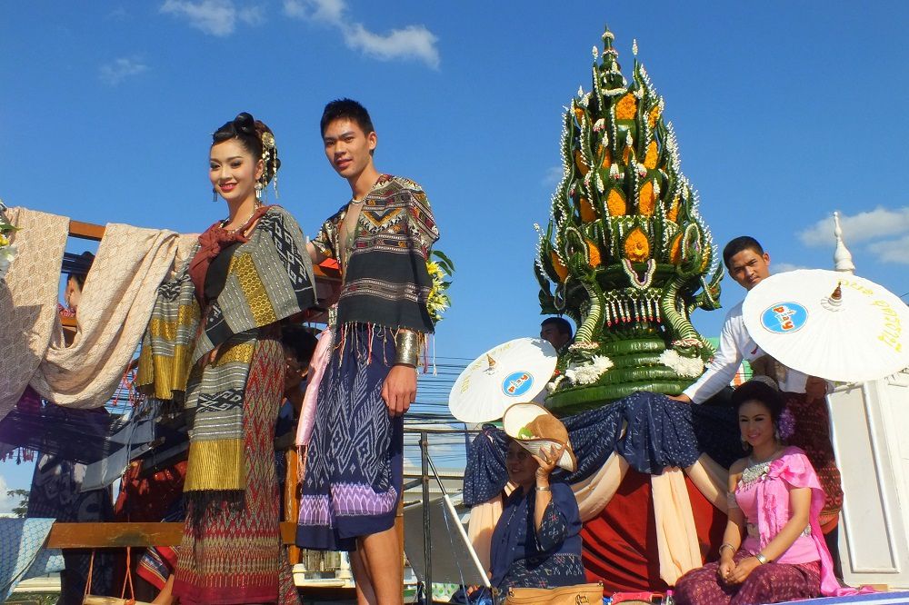 1 décembre 2015 : Udonthani: Parade d’ouverture du Festival Thung Si Muang. 1e partie