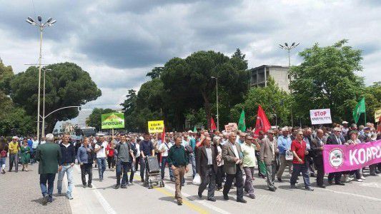 Manifestation des ouvriers de la raffinerie de Ballsh (mai 2016)