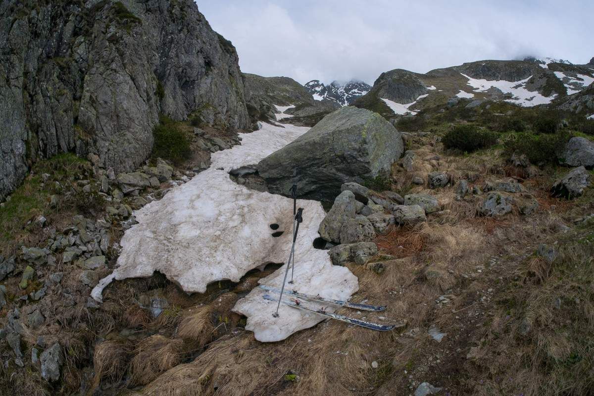 Fin du ski à 1950. Ca ressemble à ce que j'ai vu en Ubaye à la même altitude à la mi-avril. Un mois et demi d'écart entre le 04 et le 38 à 2000 m d'altitude, ça fait beaucoup pour deux régions situées à 200 km à vol d'oiseau.