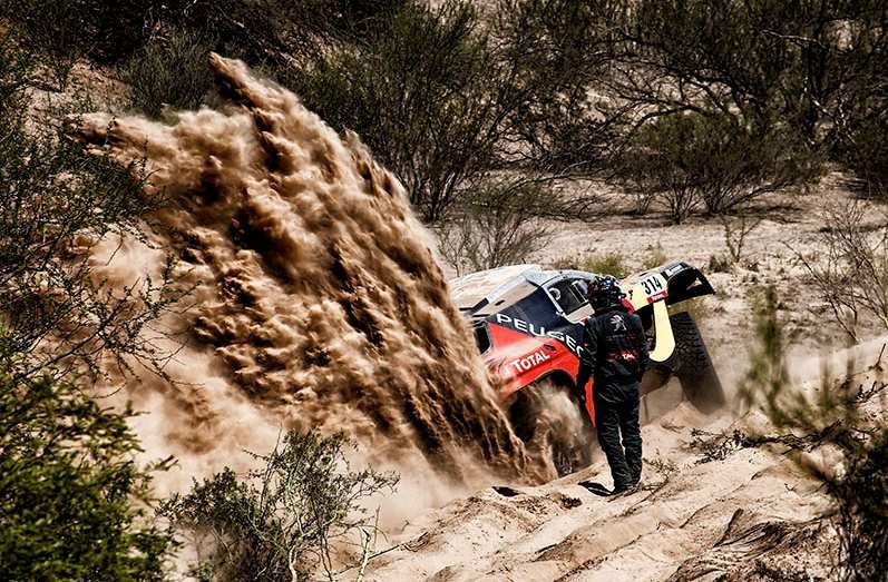 Dakar : Loëb s'enfonce Sainz prend la tête !