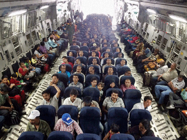 Opération Raahat - Evacués Indiens à bord d' un C17 Globemaster III . 