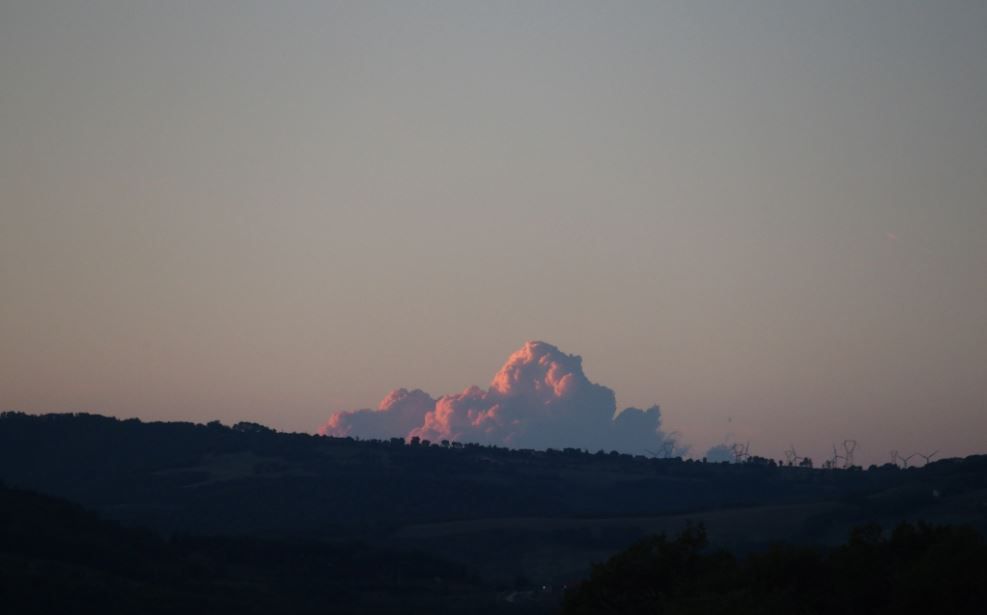 Un des rares nuages vu de la journée, un cumulus bourgeonnant en direction du Cantal en fin de journée