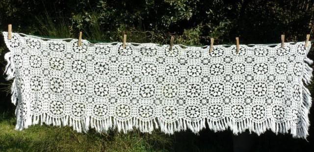 Un beau bandeau ancien réalisé à la main au crochet fil de lin bordé de  pompons , rideau - Le blog de tissus-anciens