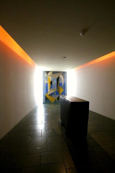 Meditation room: Sala de meditación y oración de las Naciones Unidas, altar satánico, la pintura del fondo muestra una hoz que representa el sacrificio humano y el planeta Saturno Meditation room: Sala de meditación y oración de las Naciones Unidas, altar satánico, la pintura del fondo muestra una hoz que representa el sacrificio humano y el planeta Saturno