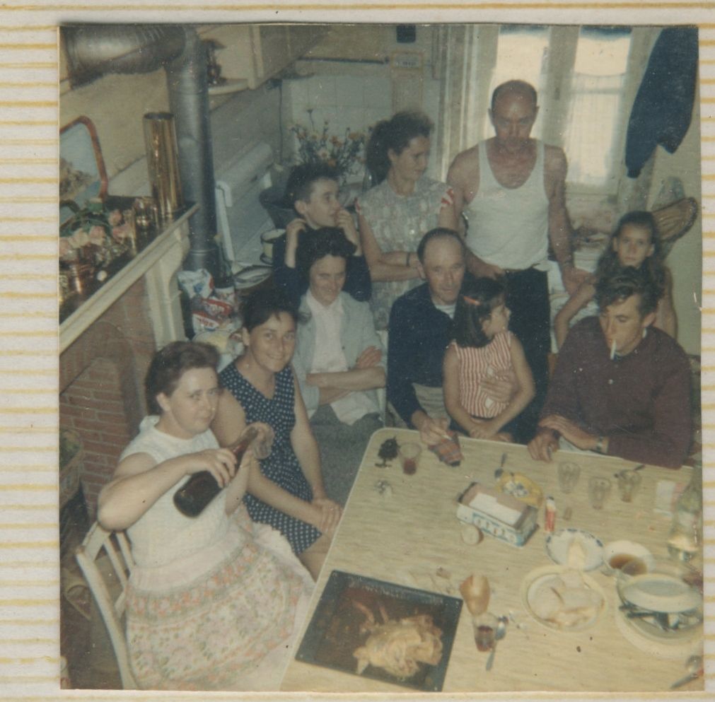 Suzanne, Paulette, Martienne ,Henri, Yann. derrière: Yvan, Rosianne, le mari de Suzanne + 2 fillettes (peut-être Martine et Valérie, filles de Paulette?