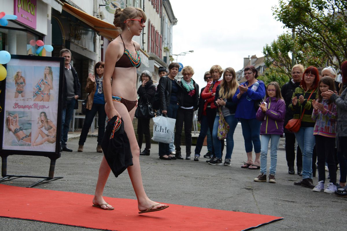 Tandis que le festival battait son plein, l'office de commerce organisait le défilé "La mode dans la rue"