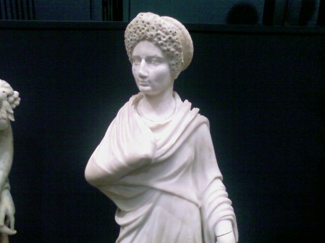 Femme romaine à la coiffure sophistiquée