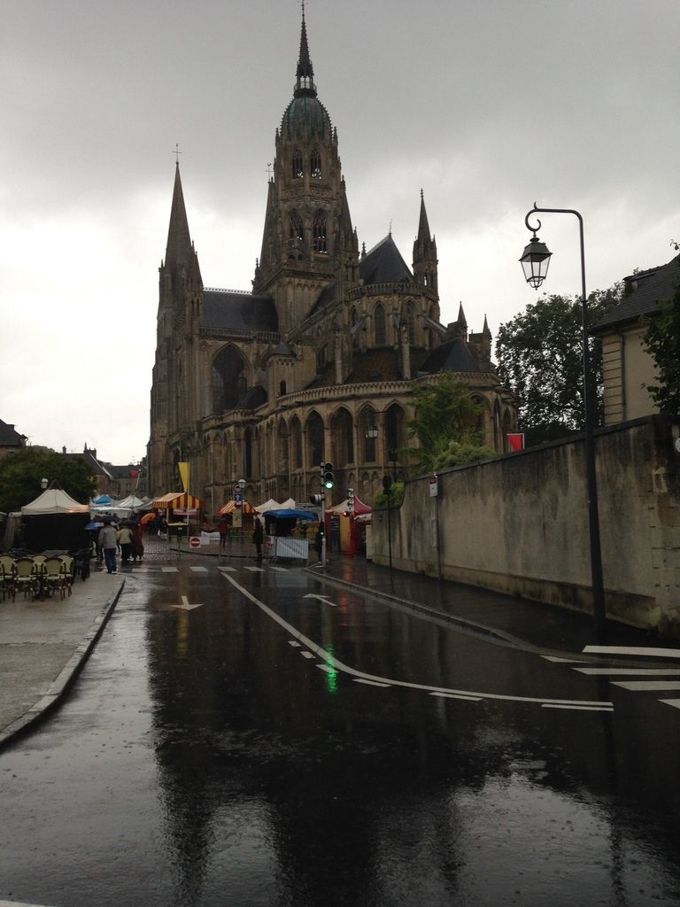 cathedrale soleil et pluie! et tapisserie au point de Bayeux
