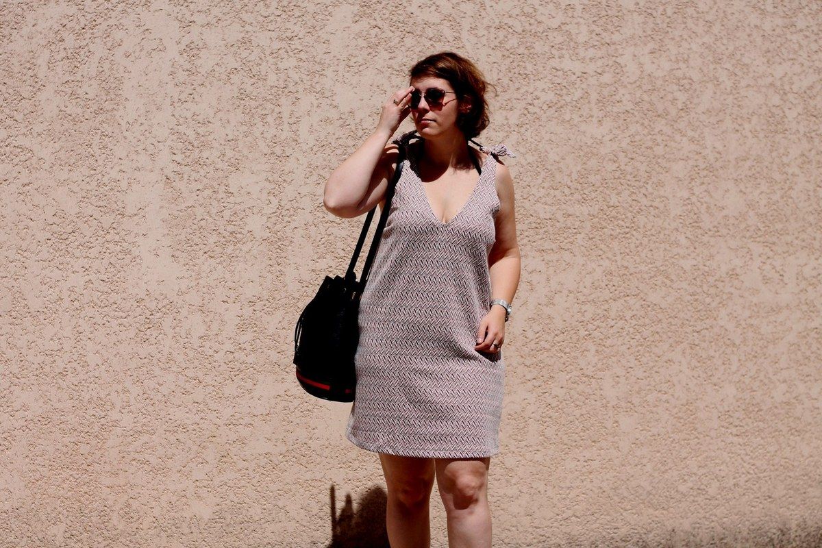 robe bleu chaussure rouge