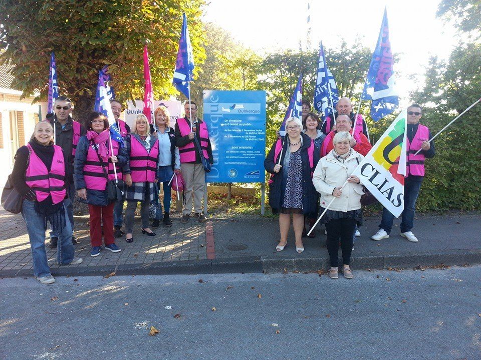 Vendredi dernier, une délégation du syndicat SUD Solidaires de la Mairie de Dunkerque s’est mobilisée devant l’entrée du cimetière de Dunkerque, tout en laissant l’accès libre aux citoyens.
En effet, des agents de ce service sont victimes d’un encadrant qui utilise la manipulation, le chantage, le mépris, l’injustice entre les agents …
Cela suffit !
Au mois de Janvier 2015 , SUD Solidaires tirait déjà la sonnette d’alarme en dénonçant le comportement anormal et abusif de cet encadrant. La hiérarchie de ce service avait tenté à l’époque de mettre en place une sorte de médiation en postant un agent de la Direction des Services des Ressources Humaines deux à trois fois par semaine afin d’observer la situation et de conseiller les uns et les autres dans le but de calmer le jeu. De l’aveu même de la direction, ce fut un échec total. Et à ce jour, la situation a encore empiré.
Depuis des mois, un agent est en arrêt maladie suite à cette situation, et d’autres agents sont sur le point de craquer. Il est plus qu’urgent de remédier à cette gestion néfaste pour le personnel.
Tout le monde est mal dans ce service, mais malheureusement certains agents ont encore peur de témoigner.
Le syndicat SUD Solidaires a été dans l’obligation de se mobiliser, car l’administration générale reste sourde face à cette situation qui devient de plus en plus inquiétante.
Nous attendons que les responsables prennent justement leurs responsabilités en agissant dans l’intérêt de tous, et surtout du service public.