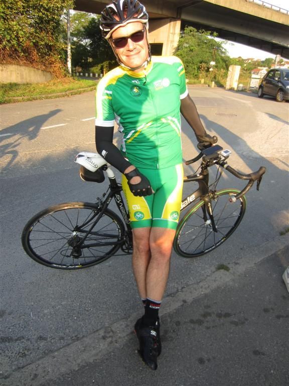 Julien et son vélo (en vert et en noir)