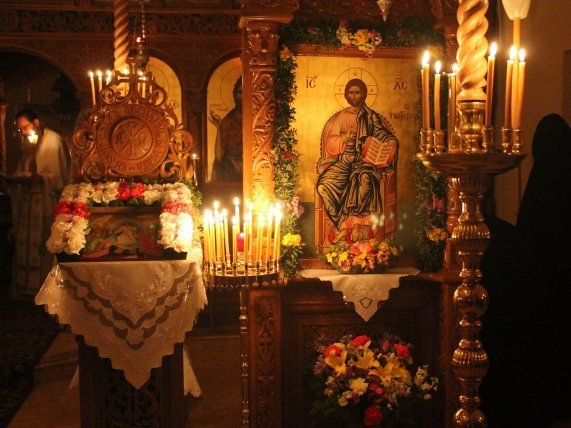 Qadish qadish qadish, Moryo ĥaylthono. (Saint, Saint, Saint, le Seigneur Fort.)...Brikh détho wothé, bashméh d-Moryo Aloho. (Béni soit celui qui vient et qui viendra au nom du Seigneur Dieu );;Le Seigneur reviendra, comme il l’a promis, au « dernier jour », dans une apothéose de gloire. "L-mawtokh Moran méthahdinan, ou-baqyomtokh mawdénan, wal-méthithokh hoï tartén msakénan." (Nous commémorons votre mort, Seigneur, nous confessons votre résurrection et attendons votre second avènement.) Il achèvera alors et couronnera son œuvre en transfigurant le monde et en introduisant l’humanité ressuscitée dans le Royaume d’éternel bonheur que le Père des Cieux a préparé pour ses enfants depuis la fondation du monde. Disons-nous bien que nous ne serons pleinement chrétiens que si nous sommes constamment orientés et comme tendus vers cet ultime avènement de Notre-Seigneur, objet de notre Foi et de notre Espérance. Sans oublier cependant que la meilleure manière de l’attendre et de nous y préparer c’est de l’accueillir, lui le Christ, qui vient à tout instant et de bien des manières dans notre vie de tous les jours : venue très réelle, mais habituellement si discrète que seul le regard pénétrant de la Foi est capable de la discerner au delà des apparences, au delà des signes.