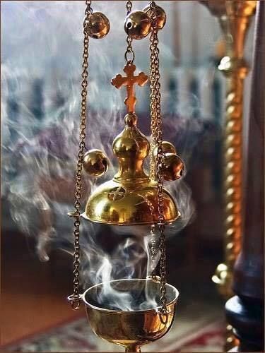 Ô Marie, Mère de mon Dieu, vous êtes la Reine du ciel et de la terre, l'espérance des affligés. Vous êtes entourée d'une auréole plus radieuse que le soleil ; vous êtes couronnée de plus d'honneur que les chérubins, de plus de sainteté que les séraphins ; vous êtes plus élevée que toutes les créatures célestes. Vous avez été l'unique espérance de nos pères, la joie des prophètes, la consolation des apôtres, la gloire des martyrs, l'honneur de tous les saints. O Vierge, qui apportez aux hommes la lumière et la consolation ! O la plus accomplie, la plus sainte des créatures ! A qui pourrai-je vous comparer ? Vous êtes cet encensoir d'or d'où s'exhalaient des parfums si doux. Vous êtes la lampe qui nuit et jour éclairait le sanctuaire ; vous êtes l'urne qui renfermait la manne du ciel, la table sur laquelle était écrite la loi de Dieu. Vous êtes l'arche de la sainte alliance ; vous êtes le buisson ardent qui brûlait sans se consumer. Vous êtes la tige de Jessé qui porte la plus belle de toutes les fleurs, et cette fleur, c'est votre Fils ! Ce fils est à la fois Dieu et homme, et vous êtes sa Mère ! C'est par vous, ô Vierge Mère, c'est par vous que nous avons été réconciliés avec notre Dieu. Vous êtes l'avocate des pécheurs et l'espoir des âmes découragées ; vous êtes le port assuré contre le naufrage ; vous êtes la consolation du monde, l'asile des orphelins, la rançon des captifs, le soulagement des malades, le baume des infirmes, le salut de tous. En vous le solitaire trouve son repos, et l'homme du monde son appui. Nous venons donc, ô sainte Mère de Dieu ! nous réfugier sous vos ailes protectrices. Couvrez-nous de votre miséricorde ; ayez pitié de nous. Oui, les yeux baignés de larmes, nous vous supplions d'obtenir, par votre intercession bénie, que votre divin Fils, notre clément Sauveur, ne nous rejette point à cause de nos péchés, et ne nous condamne point comme des arbres stériles. Amîn. (St Ephrem)