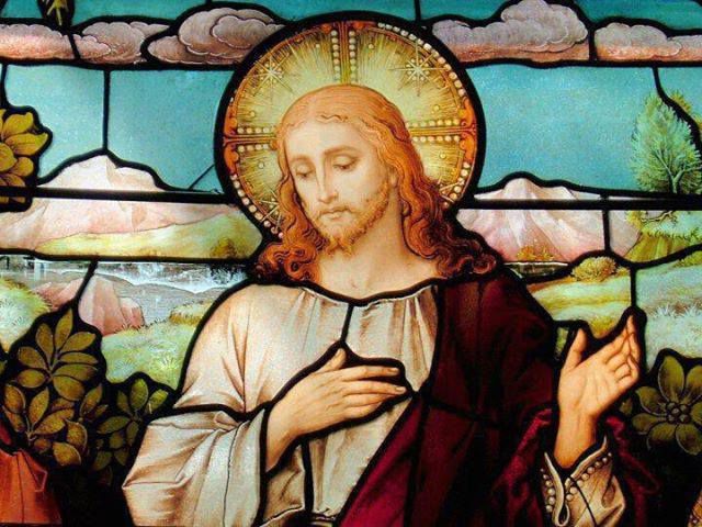 Paroles de Marthe Robin sur la souffrance : " Jésus possède toute ma bonne volonté, toute ma faiblesse, j'ai confiance en son appui. Je souffre, mais j'aime et je crois. " ... " C'est l'amour seul qui divinise et rend féconde la souffrance. " ♥ " J'ai mal partout, j'ai mal de tout, mais je vous aime, ô mon Dieu ! Avec mes douleurs, mes larmes, faites de l'amour, sauvez-nous tous ... " ♥ " Ne nous créons pas nos souffrances, mais quand elles se présentent, comme Jésus, comme Marie, portons-les vaillamment. La souffrance prend la valeur que lui donne celui qui la souffre. (…) Que nous souffrions peu ou beaucoup, ne souffrons pas pour rien : c'est trop triste, immensément. Souffrons pour Dieu et pour les âmes... Souffrons en paix et par amour." ♥" Plongée - hélas ! - dans l’inaction physique, ma vie reste très intense, beaucoup plus même, parce que je vis de la vie de mon âme. " ♥ On peut supporter beaucoup en ne s'occupant pas de ses souffrances autant que la chose est possible... Et quand cela est difficile, le Seigneur qui est la force des faibles, le courage des humbles, la joie de ceux qui l'aiment, veille et vient au secours de notre bonne volonté... alors on peut tout, et bien mieux encore. ♥ " La souffrance ne vient pas du ciel, mais le secours en vient, le bonheur en est. " ... "L’action m’est refusée ici-bas, mais Jésus me donne d’exercer celle de la prière, de l’amour dans la souffrance, dans les sacrifices inconnus Elle paraît stérile dans le monde, mais combien féconde devant Lui."