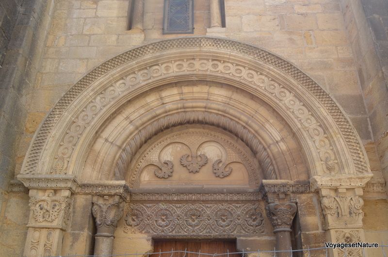 Portail latéral et Eglise de Semur-en-Brionnais