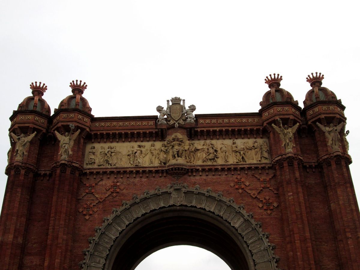 L'Arc de Triomphe de Barcelone, bâti en briques rouges, a été construit en 1888...