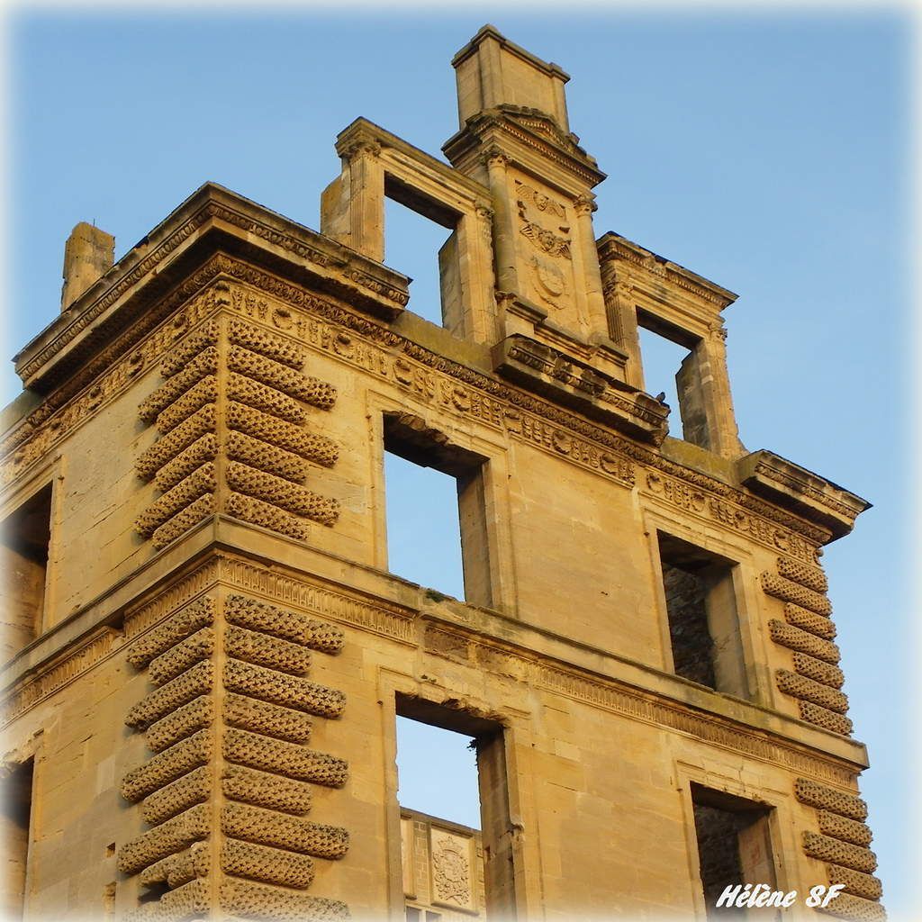 Balade à la Tour d'Aigues: son château au soleil couchant