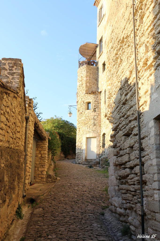 Balade dans le village de Gordes, un des plus beaux villages de France