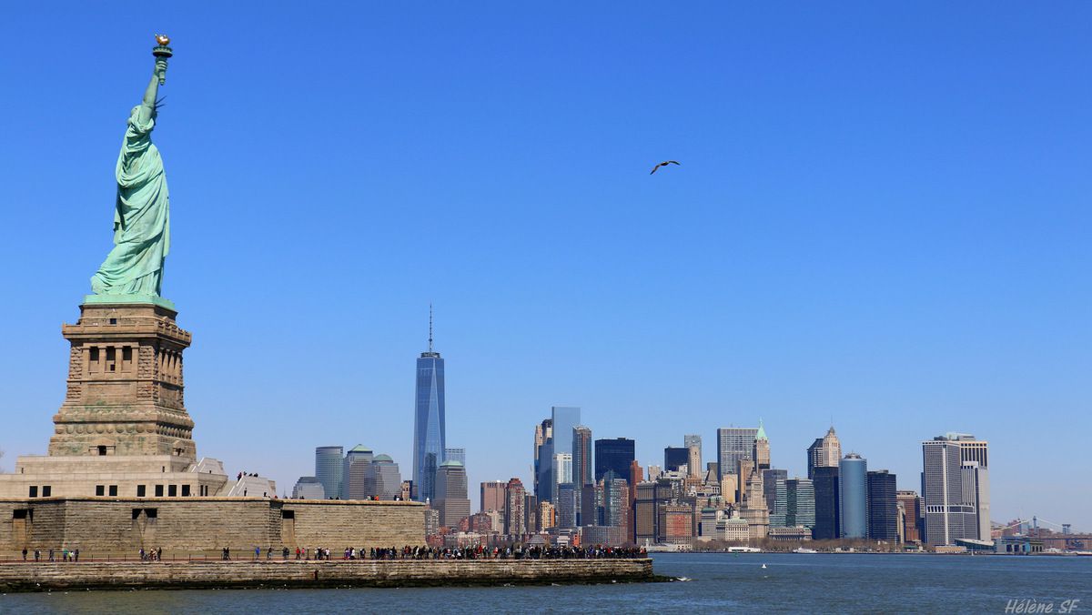 La statue de la Liberté devant la pointe sud de Manhattan vue du bateau