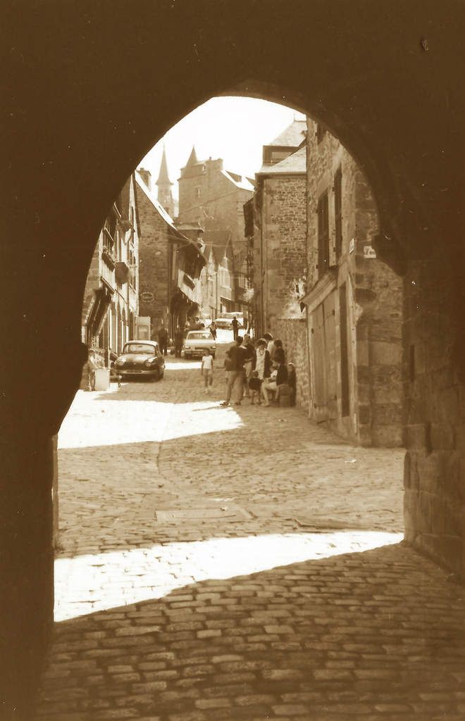 La même rue de Mortagne, après le porche.
