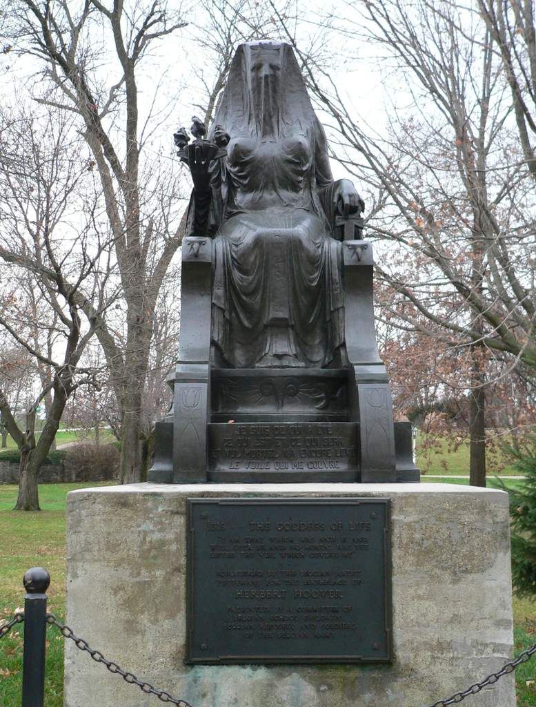 L'étrange statue d'Isis voilée