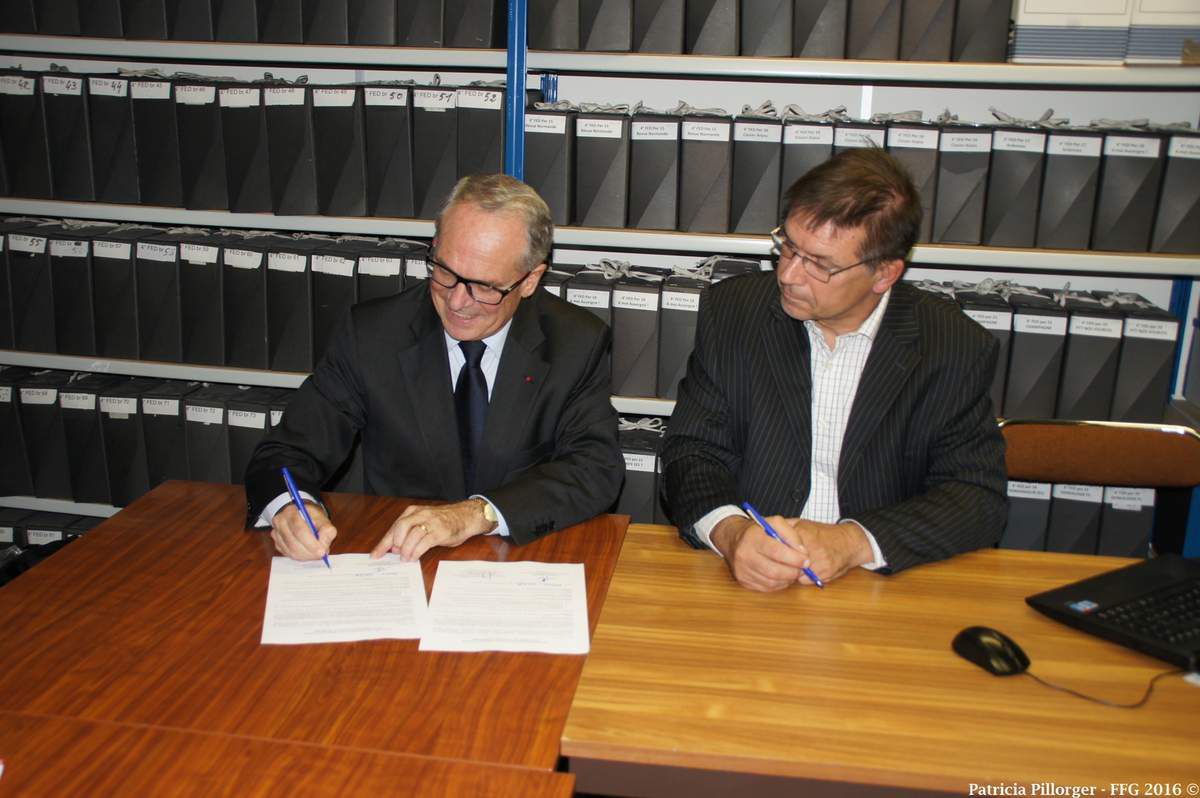 signature de la convention par Monsieur Barcellini, président général du "Souvenir Français"