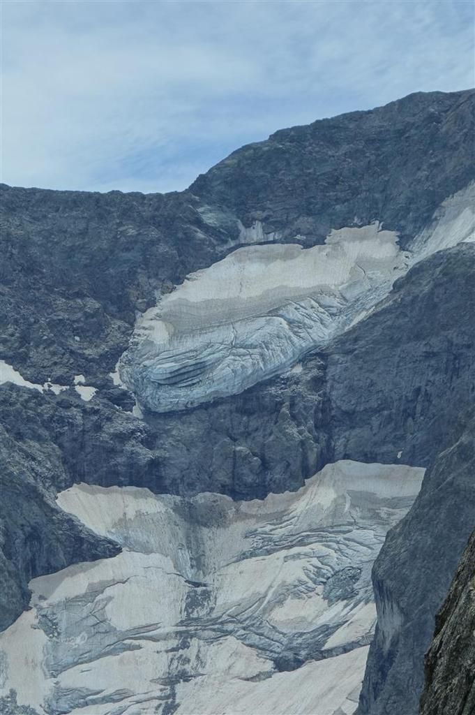 vue du sérac supérieur du glacier des Bruyères, dont le volume diminue chaque année...