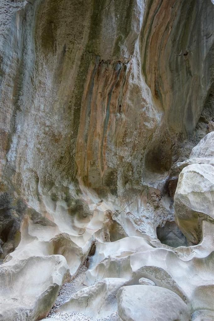 dans la partie aval du canyon de Pareis, un bel encaissement et de belles formations rocheuses