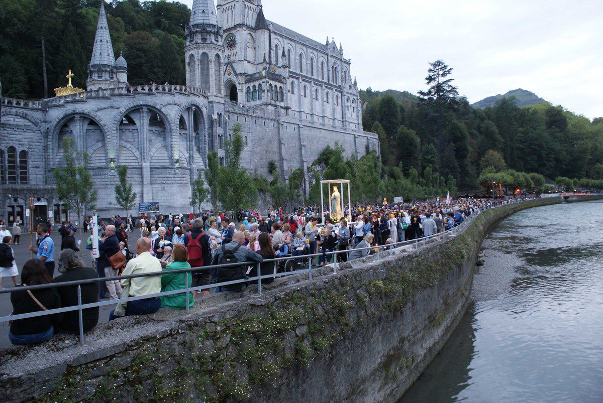 Fête de l'ASSOMPTION de la Très Sainte Vierge Marie_ Lourdes, le 14 Août 2015
