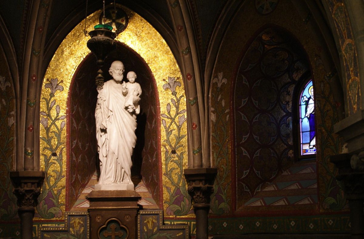 Adoration du Saint Sacrement _ Eucharistic Adoration  Crypte de l'Eglise Immaculée Conception, Lourdes 