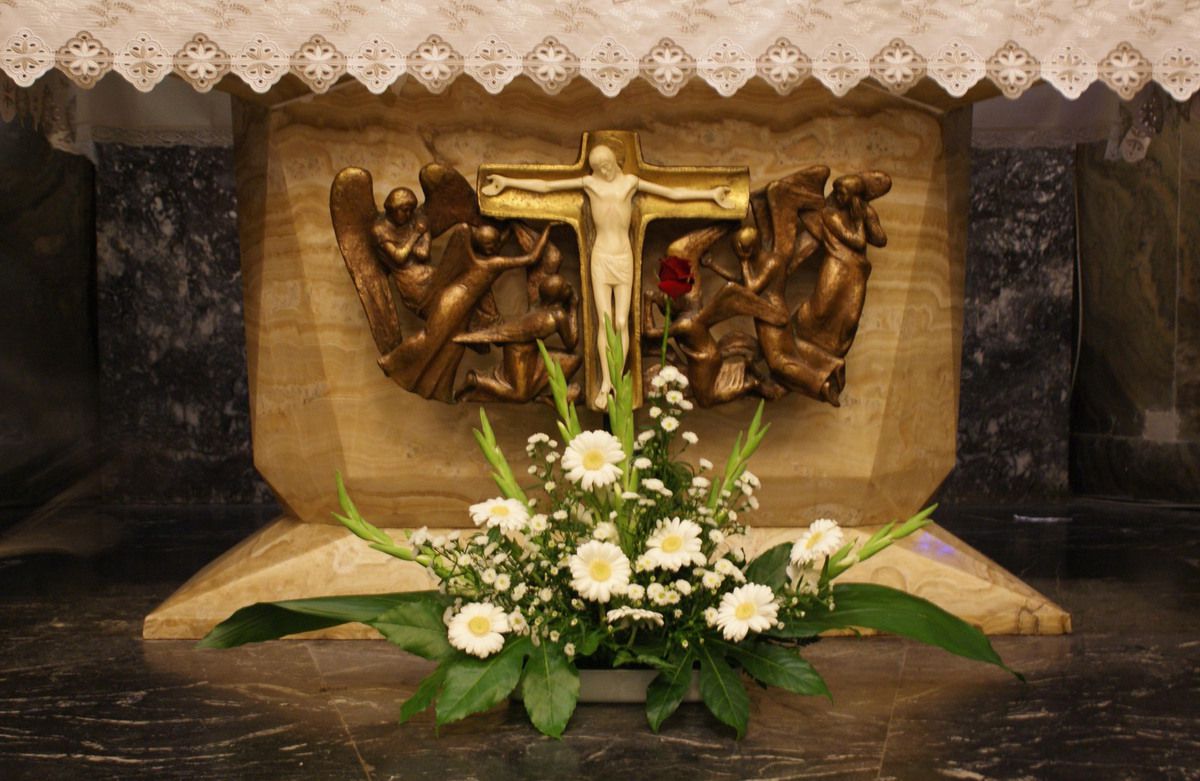 Adoration du Saint Sacrement _ Eucharistic Adoration  Crypte de l'Eglise Immaculée Conception, Lourdes 