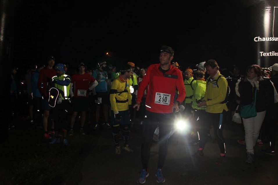 En arrière-plan, dossard 100, alors sur la première ligne... (photo par l'orga)