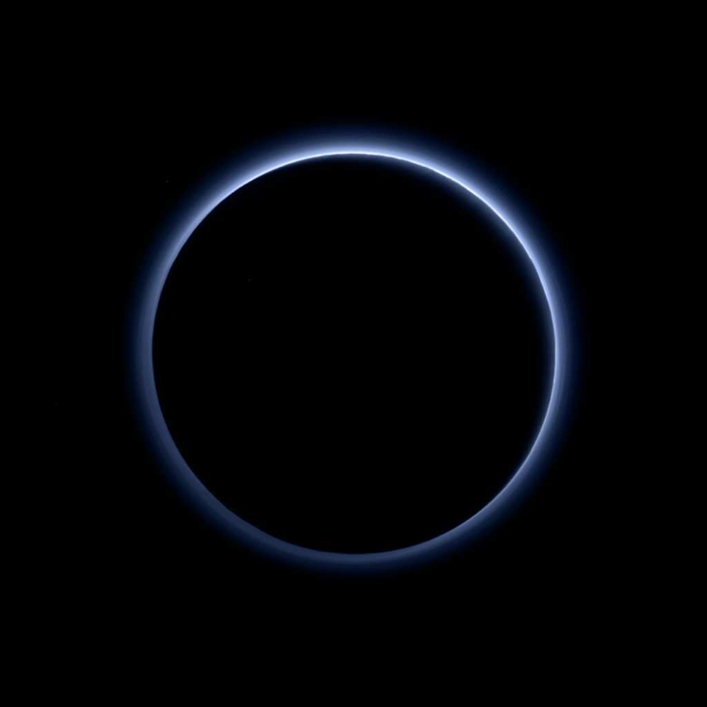 Pluton, un monde à l’atmosphère bleue