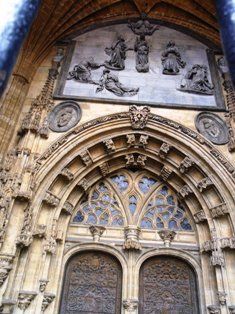 Oviedo, porche cathédrale.