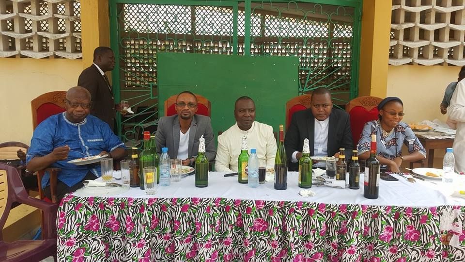 Mgr Kouaya (en bleue) au coin à gaucche