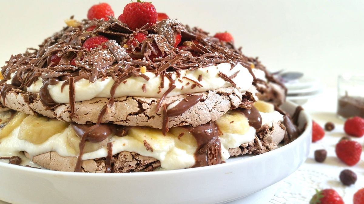 Pavlova au chocolat, bananes et fraises Le Coin Cuisine