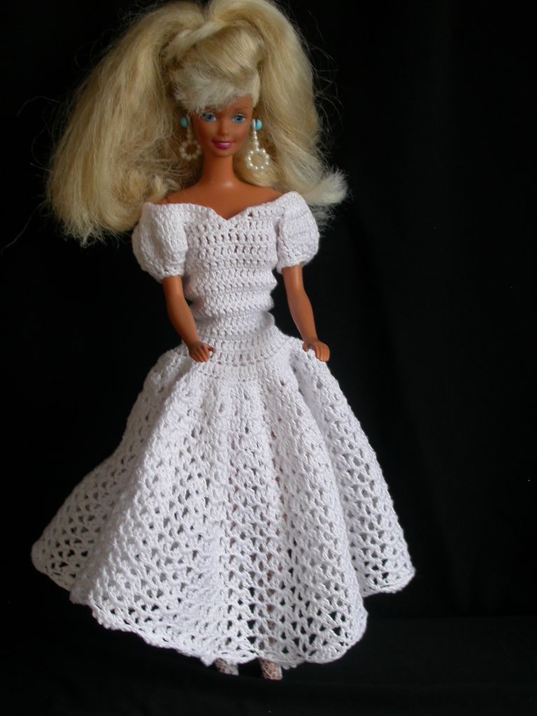 Barbie en robe de dentelle au crochet Mes poupées, ma passion