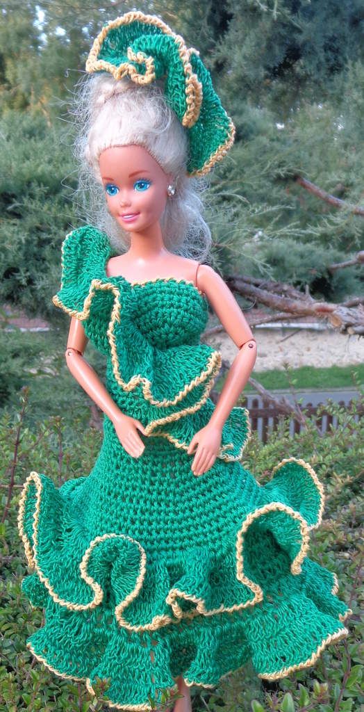 Barbie avec ses robes au crochet.