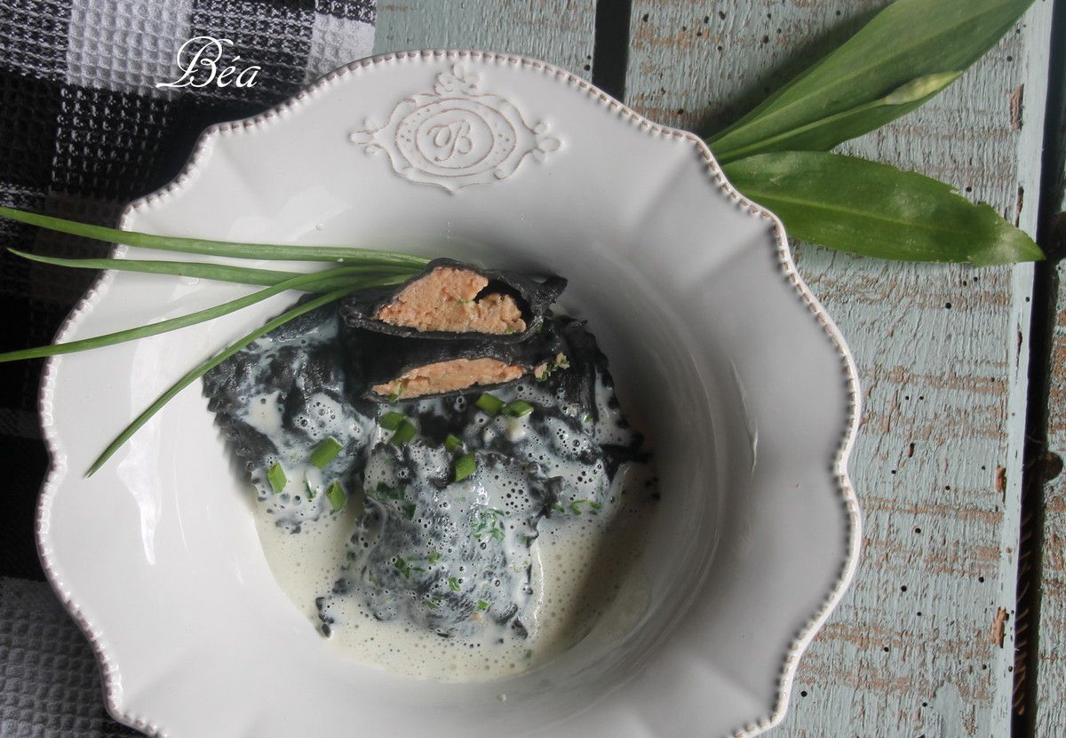 Raviolis noirs au saumon et émulsion crémeuse à l'ail des ours - Les petits  plats de Béa